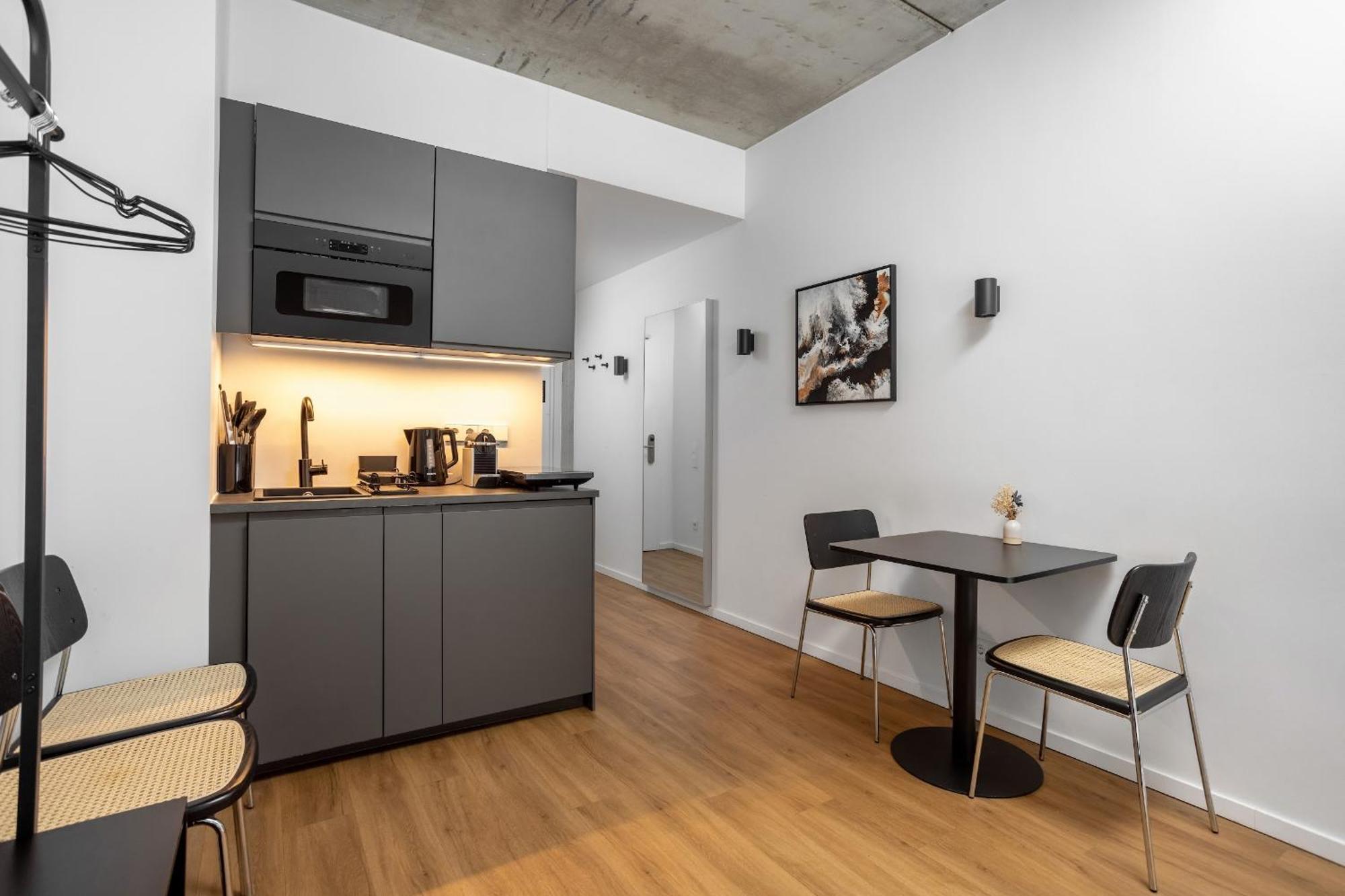 Deluxe One-Bedroom Apartment