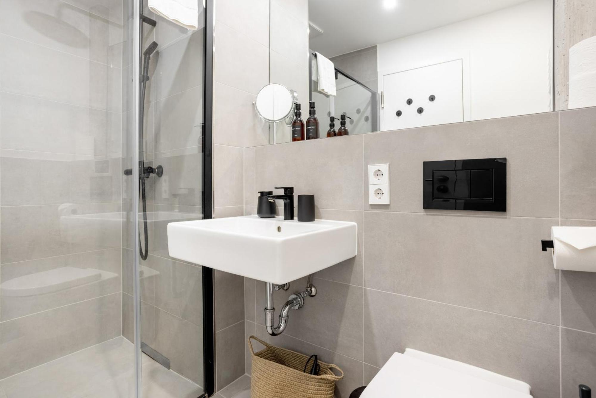 Deluxe One-Bedroom Apartment